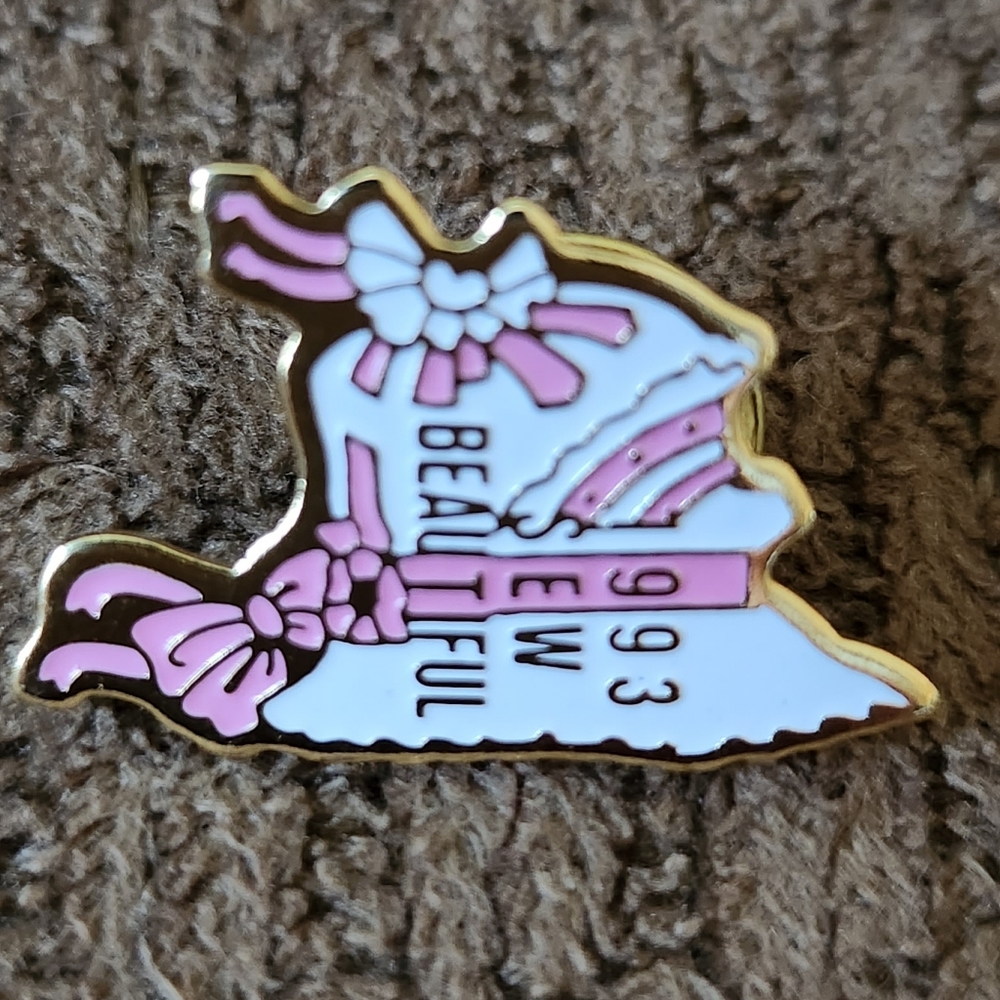 Vintage 1993 Sew Beautiful Lapel Pin Collectable - Picture 2 of 6